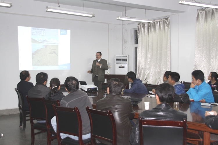 英国赫瑞瓦特大学David William Hopkins教授为yl23455永利官网师生做报告2222.jpg